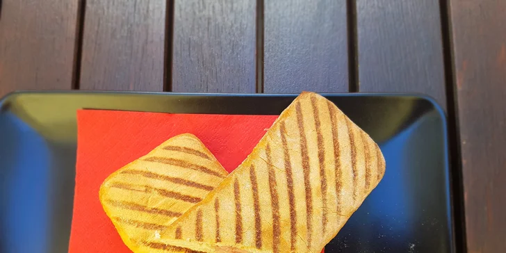 Posvačte sami nebo ve dvou: Křupavé panini a domácí limonáda v milé kavárně