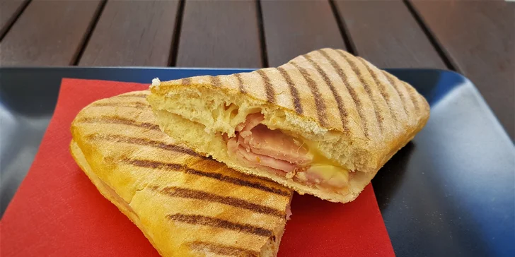 Posvačte sami nebo ve dvou: Křupavé panini a domácí limonáda v milé kavárně