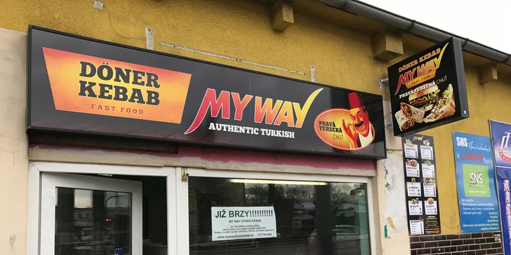 Nedejte hladu šanci: výtečný kebab podávaný v tortille nebo na talíři