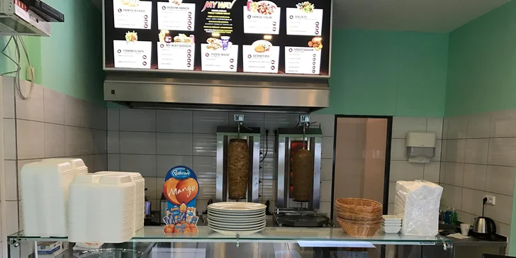 Nedejte hladu šanci: výtečný kebab podávaný v tortille nebo na talíři