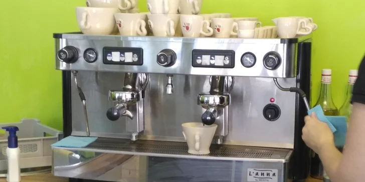 Posezení v tréninkové kavárně: horké maliny a káva nebo domácí limonáda