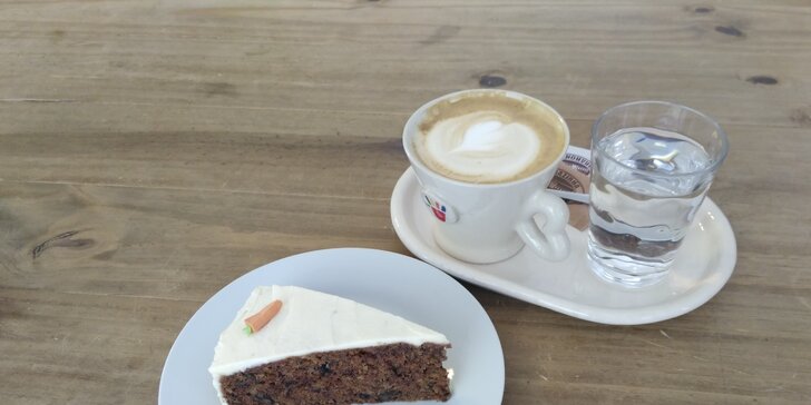 Příjemné posezení s přidanou hodnotou: káva a mrkvový dort v tréninkové kavárně