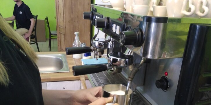 Příjemné posezení s přidanou hodnotou: káva a mrkvový dort v tréninkové kavárně