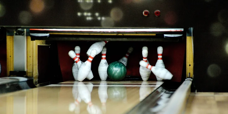 2 hodiny bowlingu pro osm přátel a případně kilo řízečků pro lepší mušku