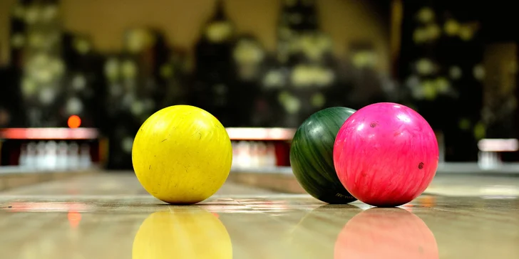2 hodiny bowlingu pro osm přátel a případně kilo řízečků pro lepší mušku
