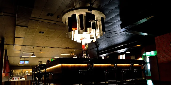 2 hodiny bowlingu pro osm přátel a případně kilo řízečků pro lepší mušku