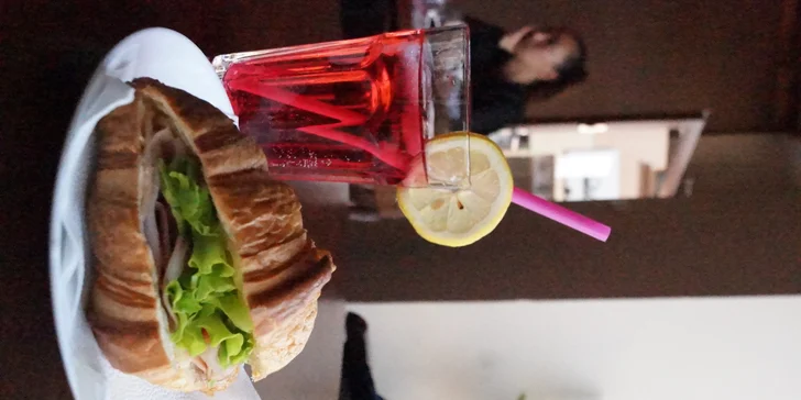Čas na chutnou pauzu: káva, čaj nebo limonáda a panini či croissant