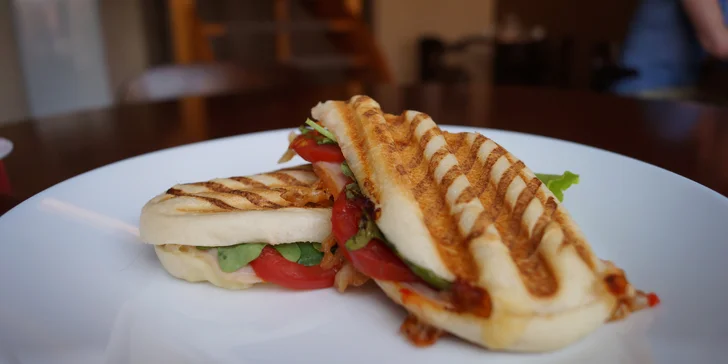 Čas na chutnou pauzu: káva, čaj nebo limonáda a panini či croissant