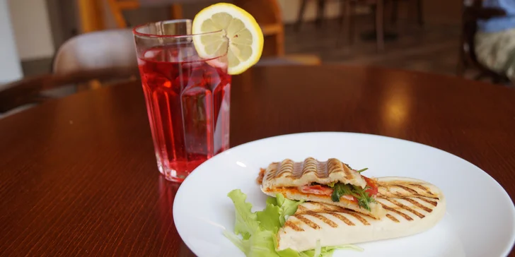 Čas na chutnou pauzu: káva, čaj nebo limonáda a panini či croissant