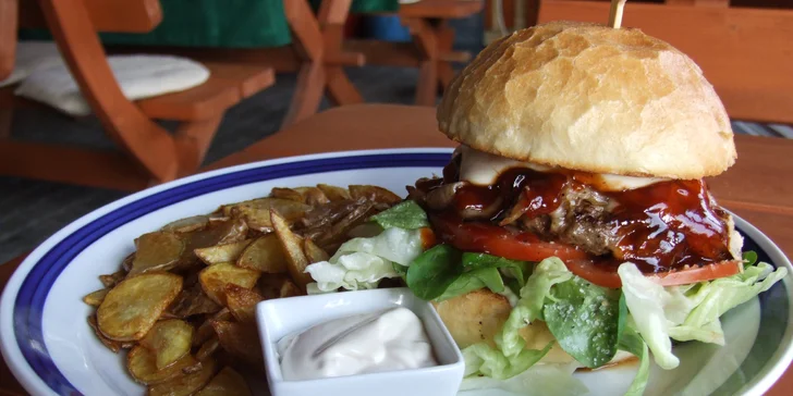 Pořádný burger pro 1 či 2 osoby, domácí bramborové chipsy a tatarka