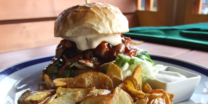 Pořádný burger pro 1 či 2 osoby, domácí bramborové chipsy a tatarka