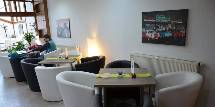 Panenka na slanině, restovaná zelenina a pečené plátky brambor s česnekem