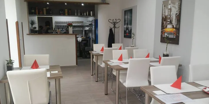 Kuřecí steak s vůní bylinek, restovaná zelenina, pečené brambory a víno