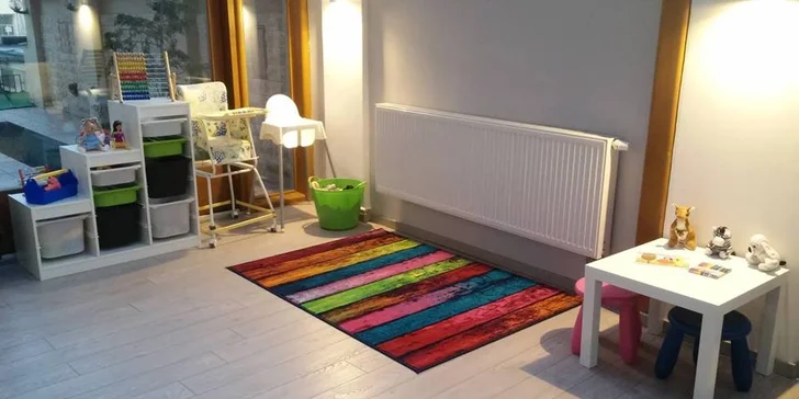 Panenka na slanině, restovaná zelenina a pečené plátky brambor s česnekem