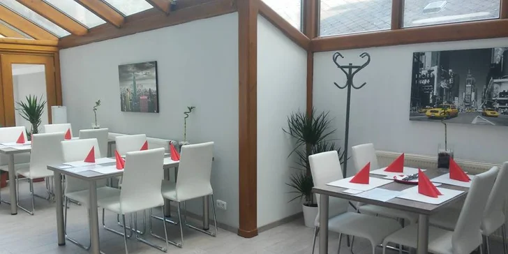 Kuřecí steak s vůní bylinek, restovaná zelenina, pečené brambory a víno