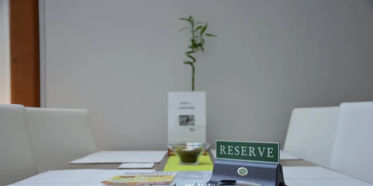Kuřecí steak s vůní bylinek, restovaná zelenina, pečené brambory a víno