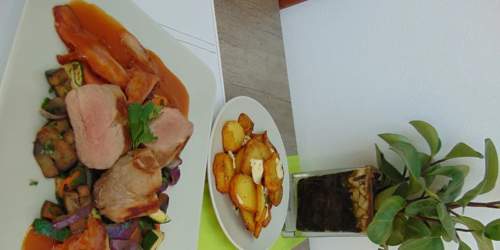 Panenka na slanině, restovaná zelenina a pečené plátky brambor s česnekem