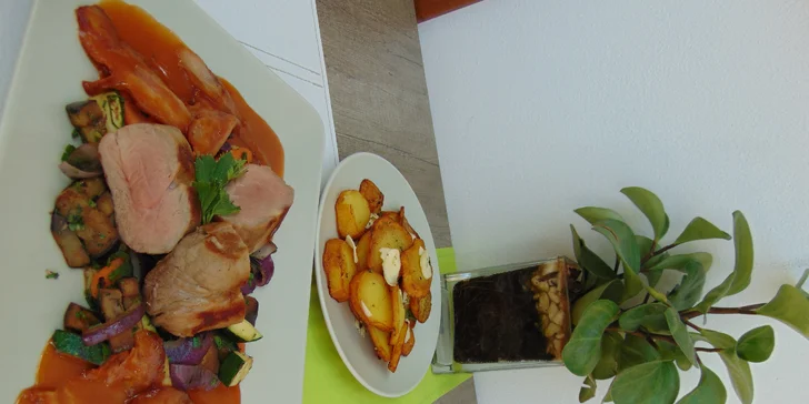 Panenka na slanině, restovaná zelenina a pečené plátky brambor s česnekem