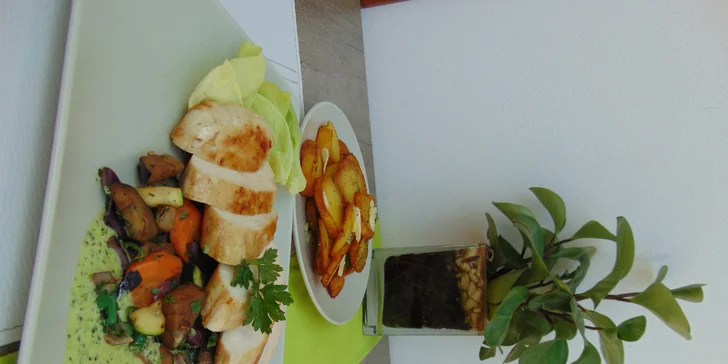Kuřecí steak s vůní bylinek, restovaná zelenina, pečené brambory a víno