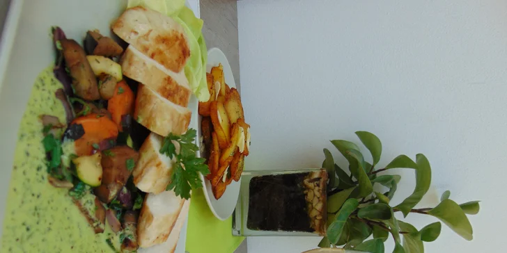 Kuřecí steak s vůní bylinek, restovaná zelenina, pečené brambory a víno
