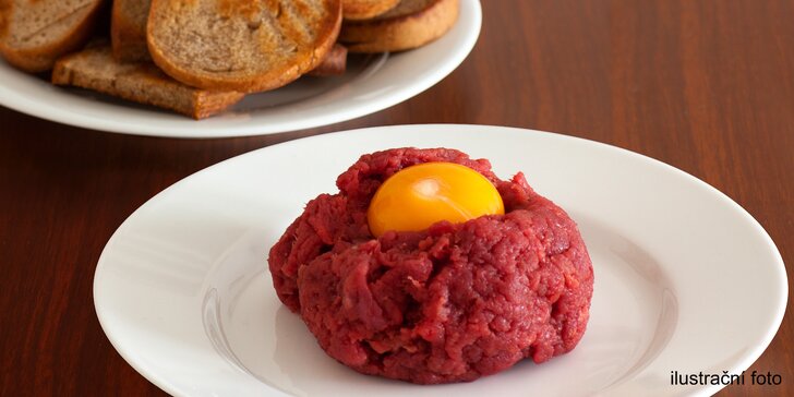 Pořádná porce masa: 200gramový tatarský biftek a topinky v pivnici Budvarka
