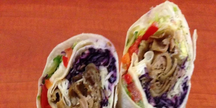 Nedejte hladu šanci: výtečný kebab podávaný v tortille nebo na talíři