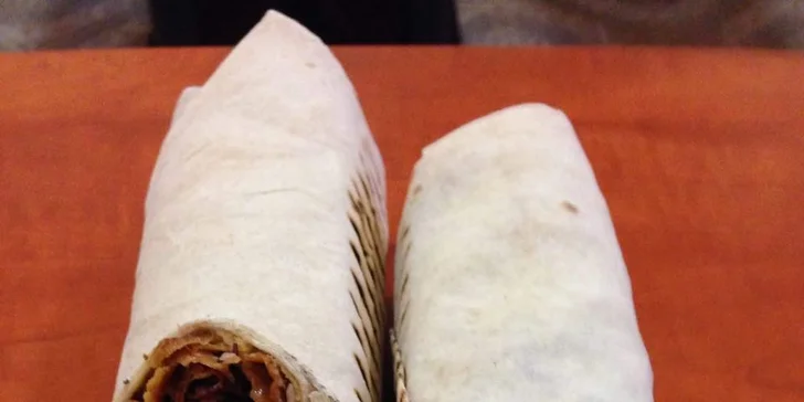 Nedejte hladu šanci: výtečný kebab podávaný v tortille nebo na talíři