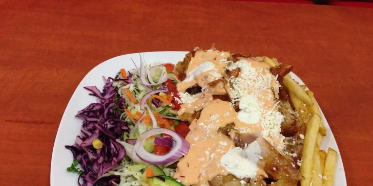 Nedejte hladu šanci: výtečný kebab podávaný v tortille nebo na talíři