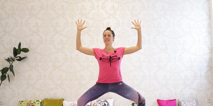 Krátké jógové rozcvičky v pohodlí domova: 7 videí pro každý den