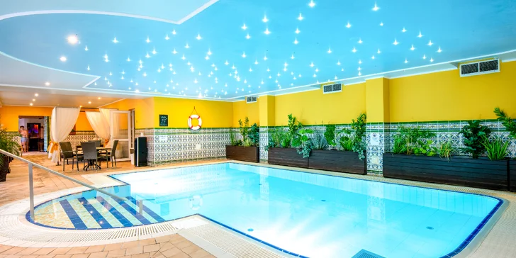 K príjemnému oddychu vám poslúži zážitkový bazén, plavecký bazén, fínska sauna, infrasauna so svetelnou terapiou, ochladzovacie vedro, parný kúpeľ či masážne sprchy.