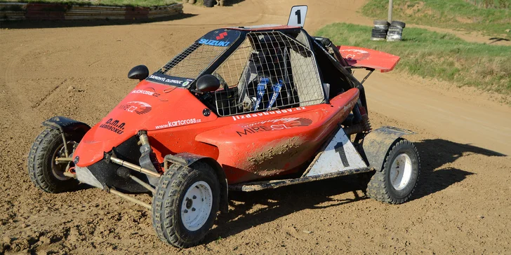 Jízda ve speciálně upravené závodní buggy: 3 až 7 kol na uzavřené trati