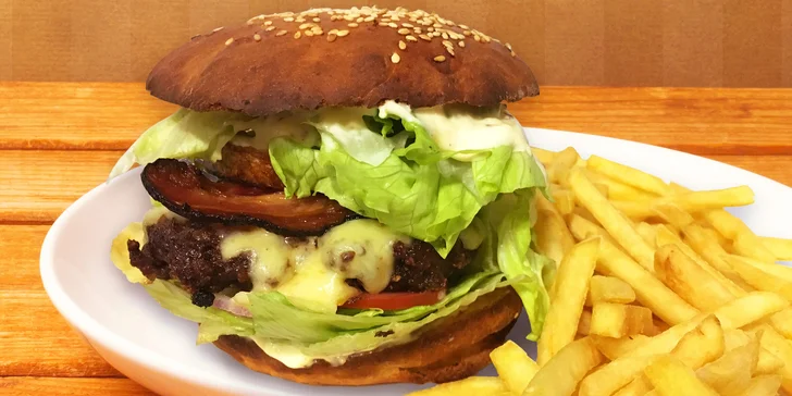 Přeštické hodování: Pořádný hovězí burger v domácí houstičce a hranolky