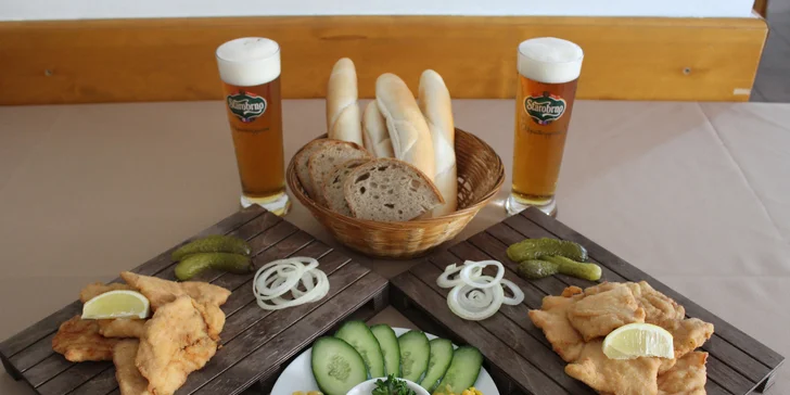Královská hostina v podzámčí: 400 g kuřecích a vepřových řízků a 2 půllitry piva