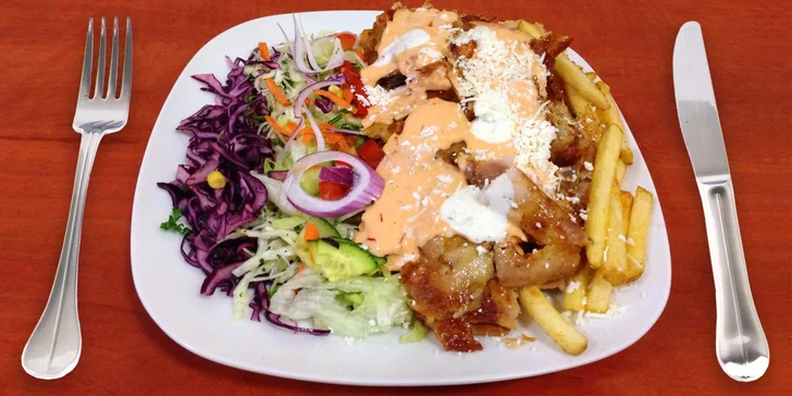 Nedejte hladu šanci: výtečný kebab podávaný v tortille nebo na talíři