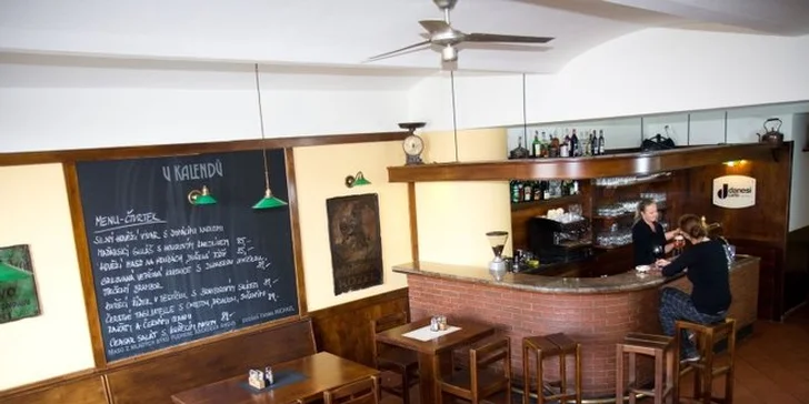 Piknik na náplavce: medová kuřecí křídla nebo bagely s pivem či aperolem