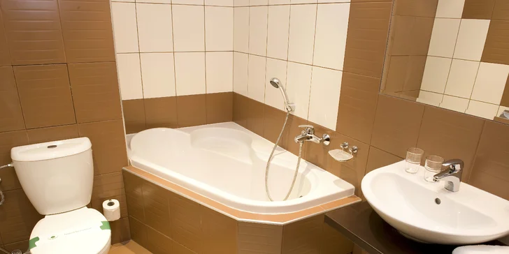 Aktivní pobyt pro páry i rodiny: hotel blízko Čachtického hradu a polopenze
