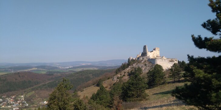 Turistika i tajemná legenda: pobyt s polopenzí a prohlídkou Čachtického hradu