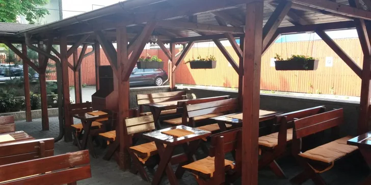 Ať má večírek grády: osvěžující drinky Aperol Spritz a slané chipsy