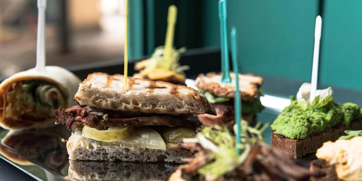 Jedna dobrota vedle druhé: chuťovky pinchos a lahodný drink k tomu