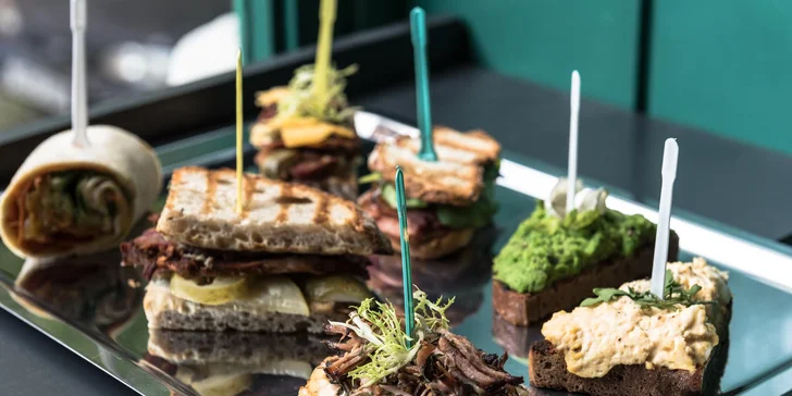 Jedna dobrota vedle druhé: chuťovky pinchos a lahodný drink k tomu
