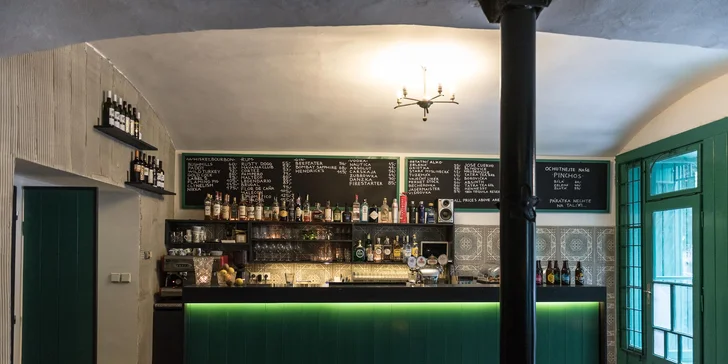 Jedna dobrota vedle druhé: chuťovky pinchos a lahodný drink k tomu