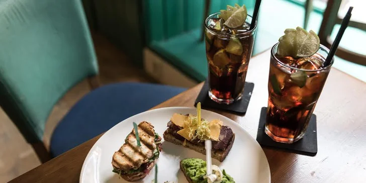 Jedna dobrota vedle druhé: chuťovky pinchos a lahodný drink k tomu