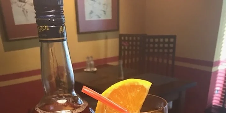 Ať má večírek grády: osvěžující drinky Aperol Spritz a slané chipsy