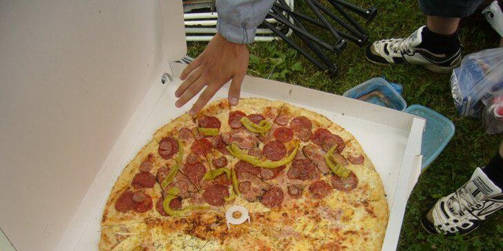 Když se vám nechce doma vařit: 2 čerstvě upečené pizzy přímo k vám domů