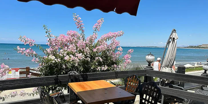 V areálu najdete restauraci s terasou, à la carte restauraci a také bar u bazénu.