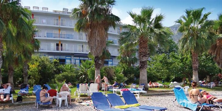Řecko: 9 nocí v hotelu s polopenzí přímo na pláži v klidné jižní části letoviska