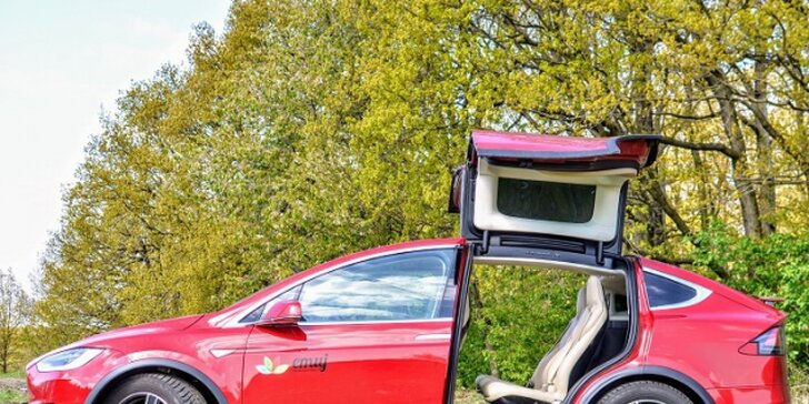 Projeďte se elektromobilem Tesla X, supermoderním autem budoucnosti