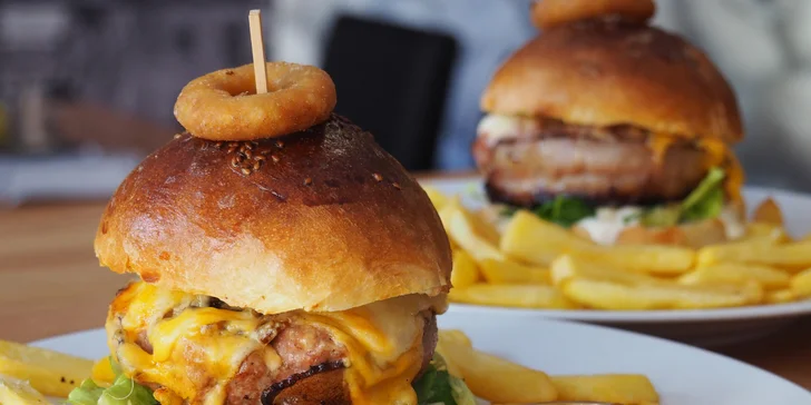 Legendární jízda až do vašeho žaludku: Grand Prix burger s hranolky a omáčkou