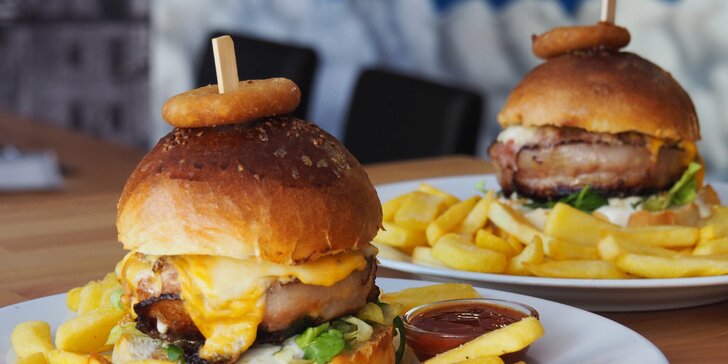Legendární jízda až do vašeho žaludku: Grand Prix burger s hranolky a omáčkou
