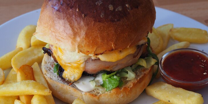 Parádní jízda přímo do vašeho žaludku: Grand Prix burger s hranolky a omáčkou